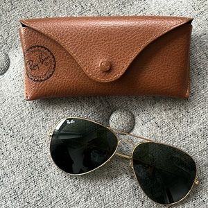 Ray Ban aviator, gold sunglasses